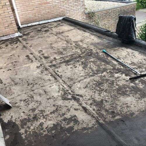 Schoonmaken van een plat dak in Voorschoten